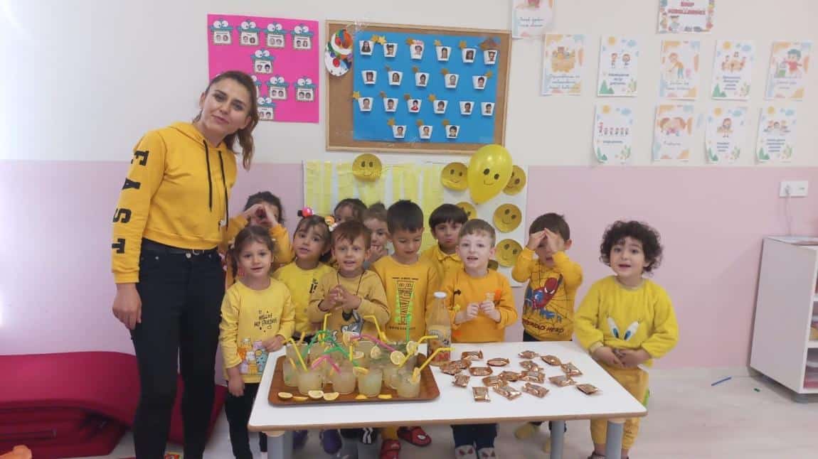 Sabahçı Mavi Sınıf Öğrencilerimizin Sarı Renk ve Limonata Etkinliği